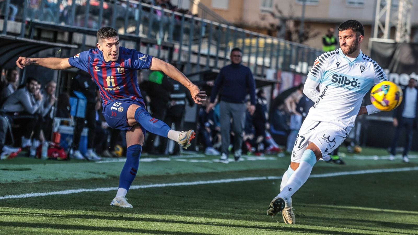 Fran Gámez, en una acció del duel