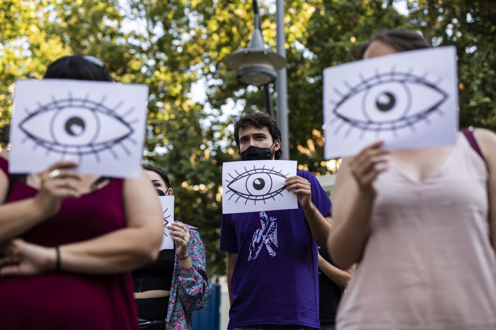 Un grup de persones es concentren per a recoltzar persones migrants