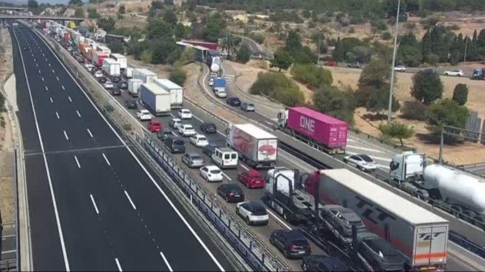 Retenció a l'altura derivada de l'accident d'un camió a Paterna