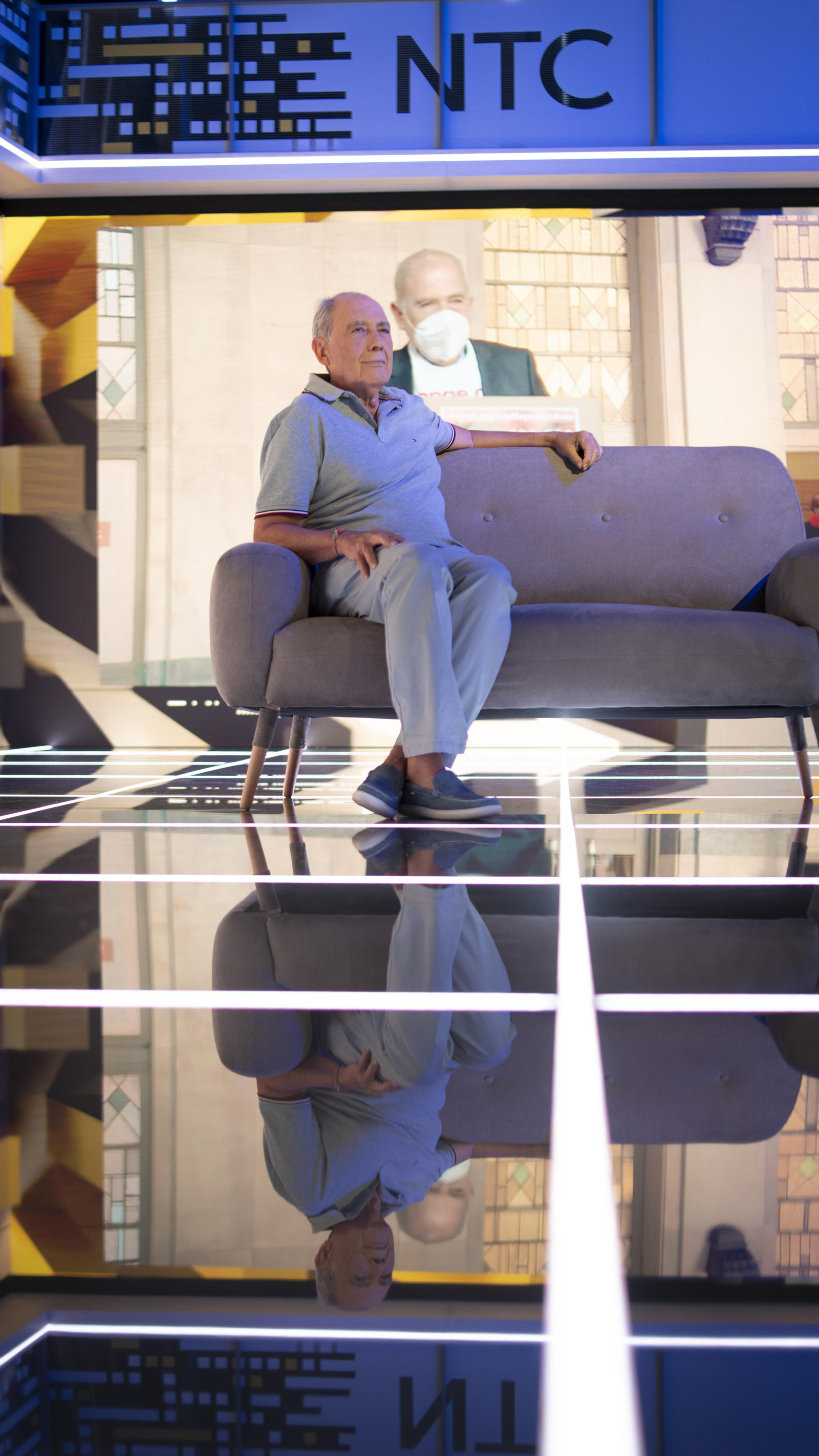 Carlos San Juan, a l'estudi d'À Punt, durant la gravació de la campanya 'En À Punt, la notícia eres tu'