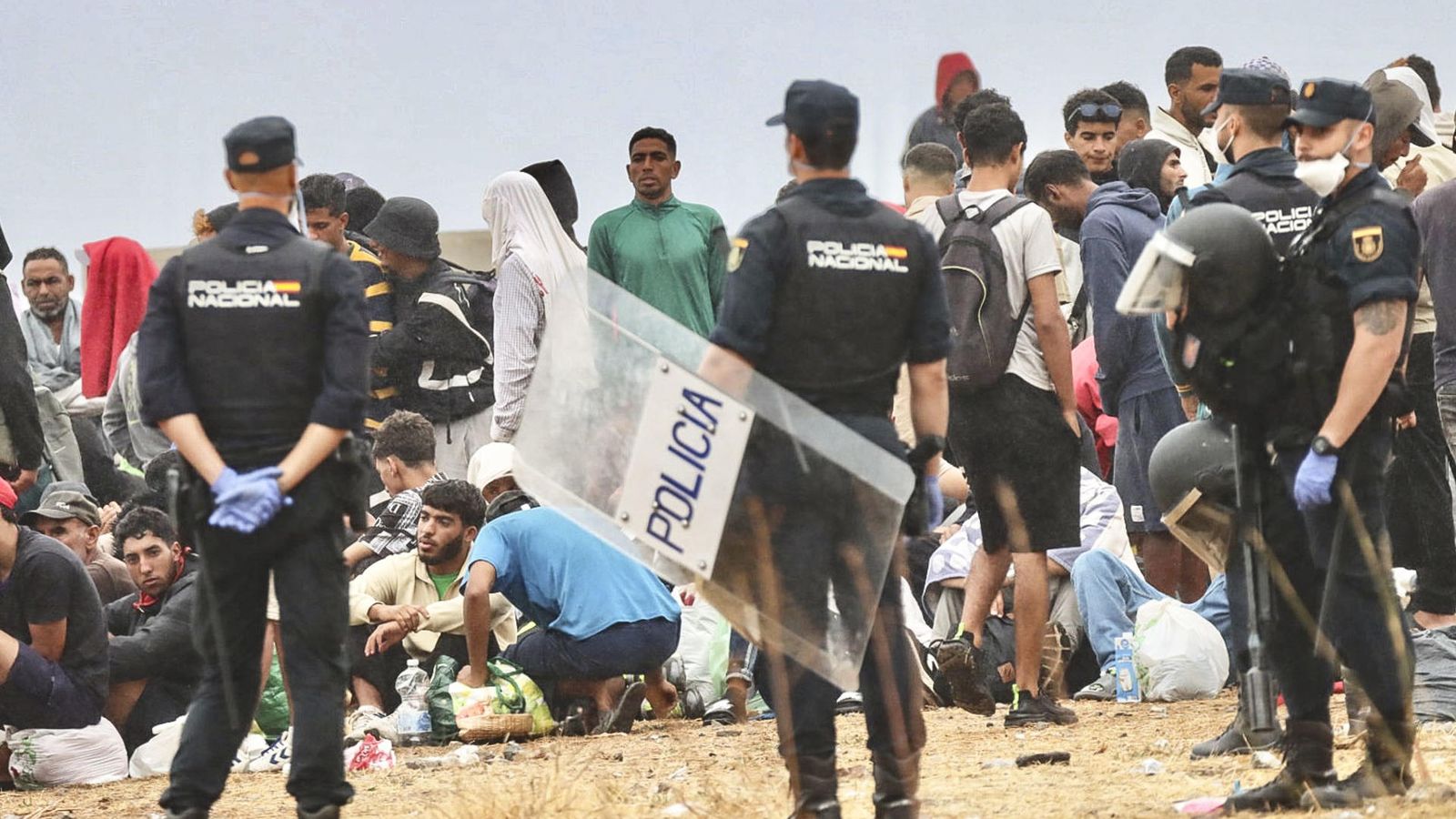 La policia nacional vigila la platja del Trampolín de Ceuta mentre es reprenen les tasques de neteja