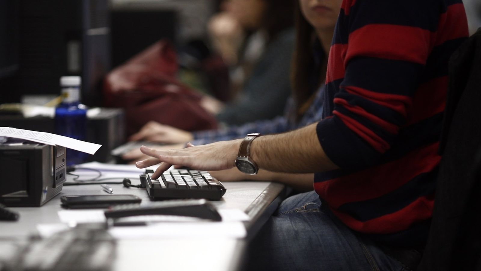 La facturació de les empreses es desploma un 16,8% al març