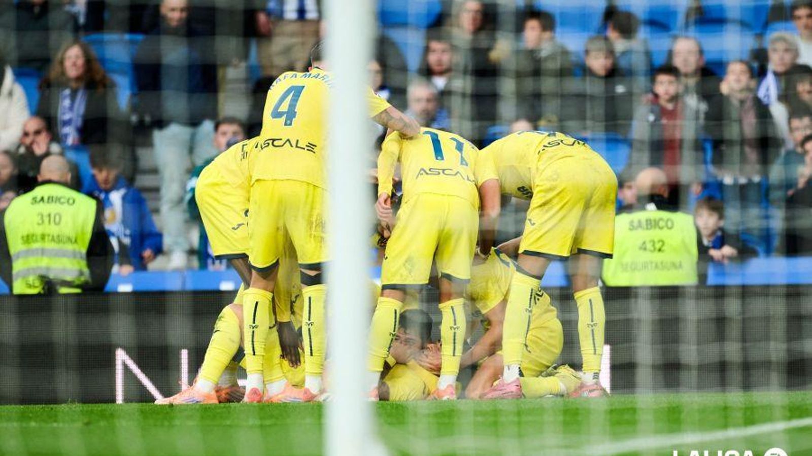 Els jugadors del Villarreal celebren el gol de Moleiro en l'afegit
