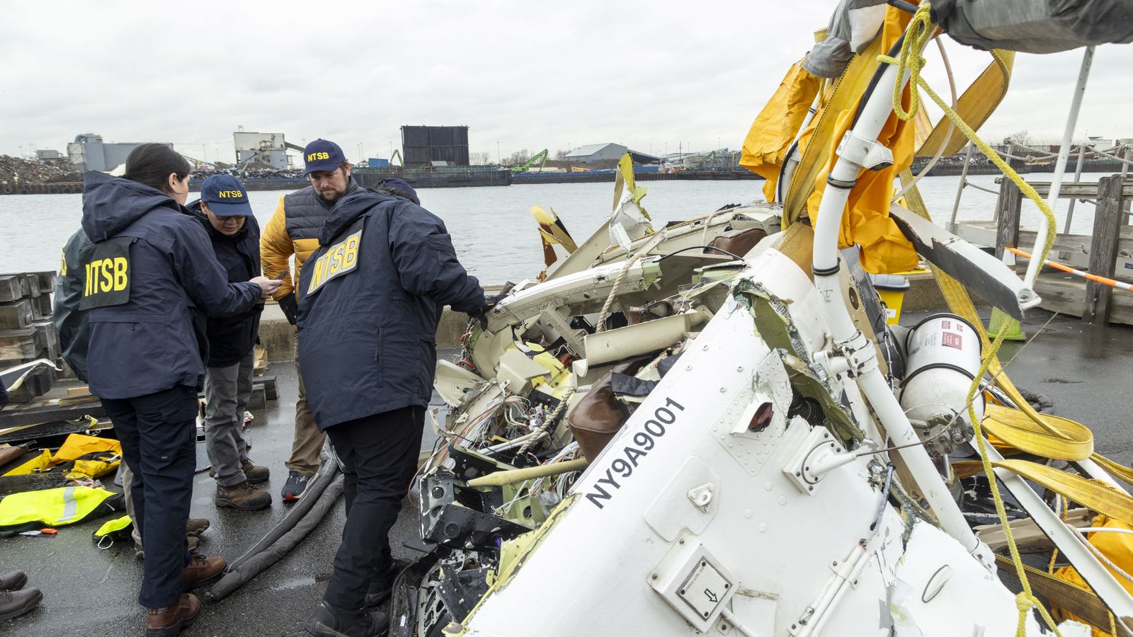 Els tècnics investiguen l'accident de l'helicòpter a Nova York en el riu Hudson