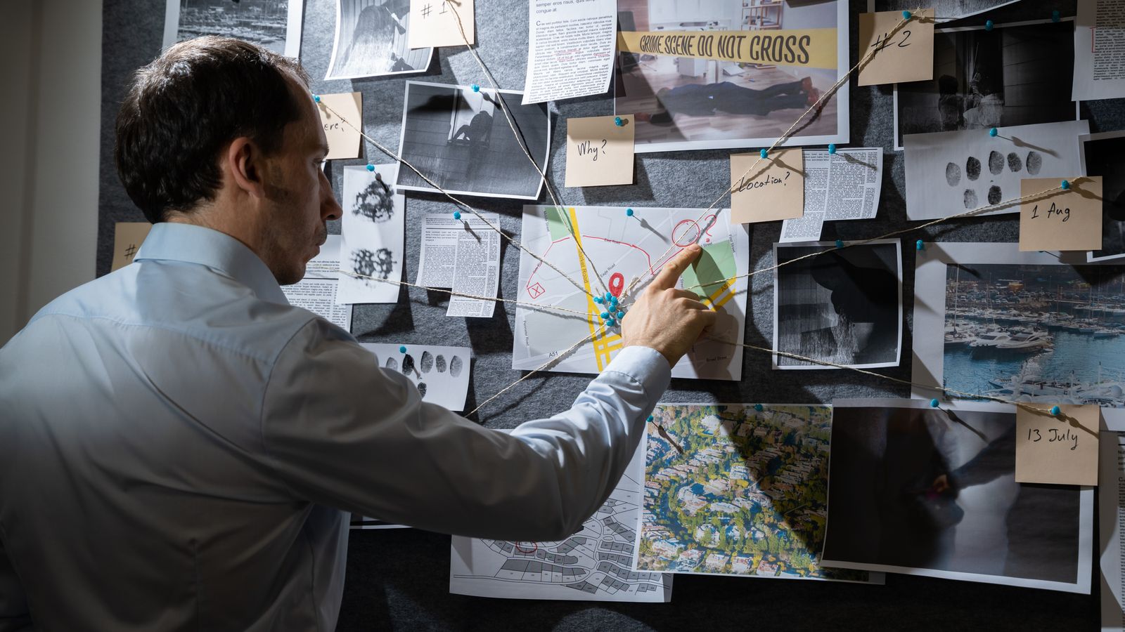 Un detectiu analitzant pistes