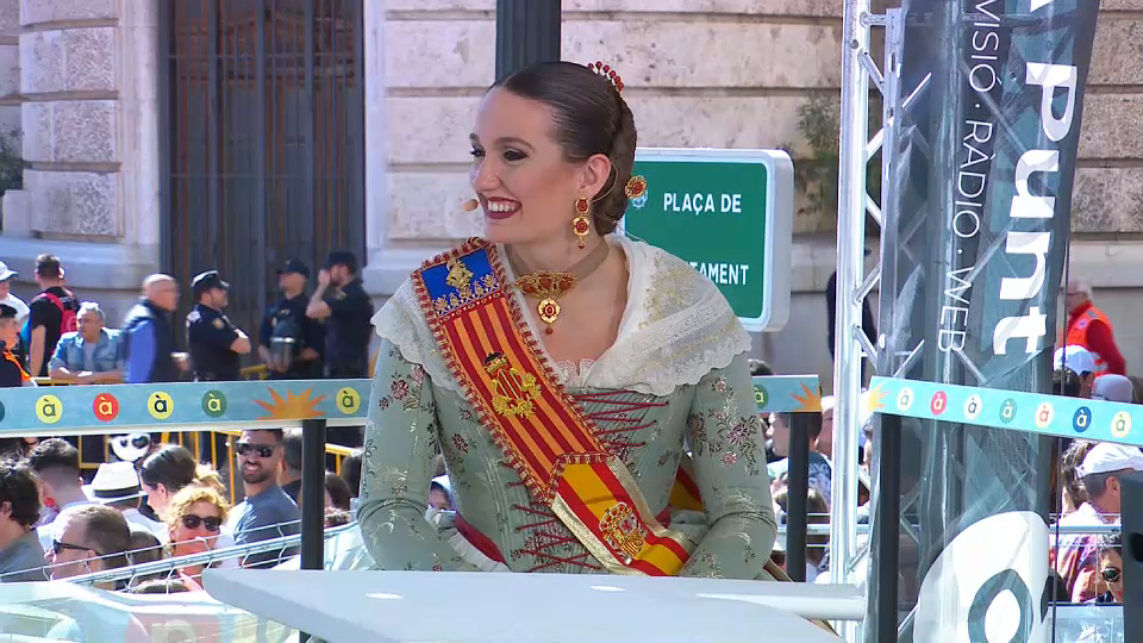 Laura Mengod, la fallera major de València, parla amb l'equip d'À Punt Mèdia