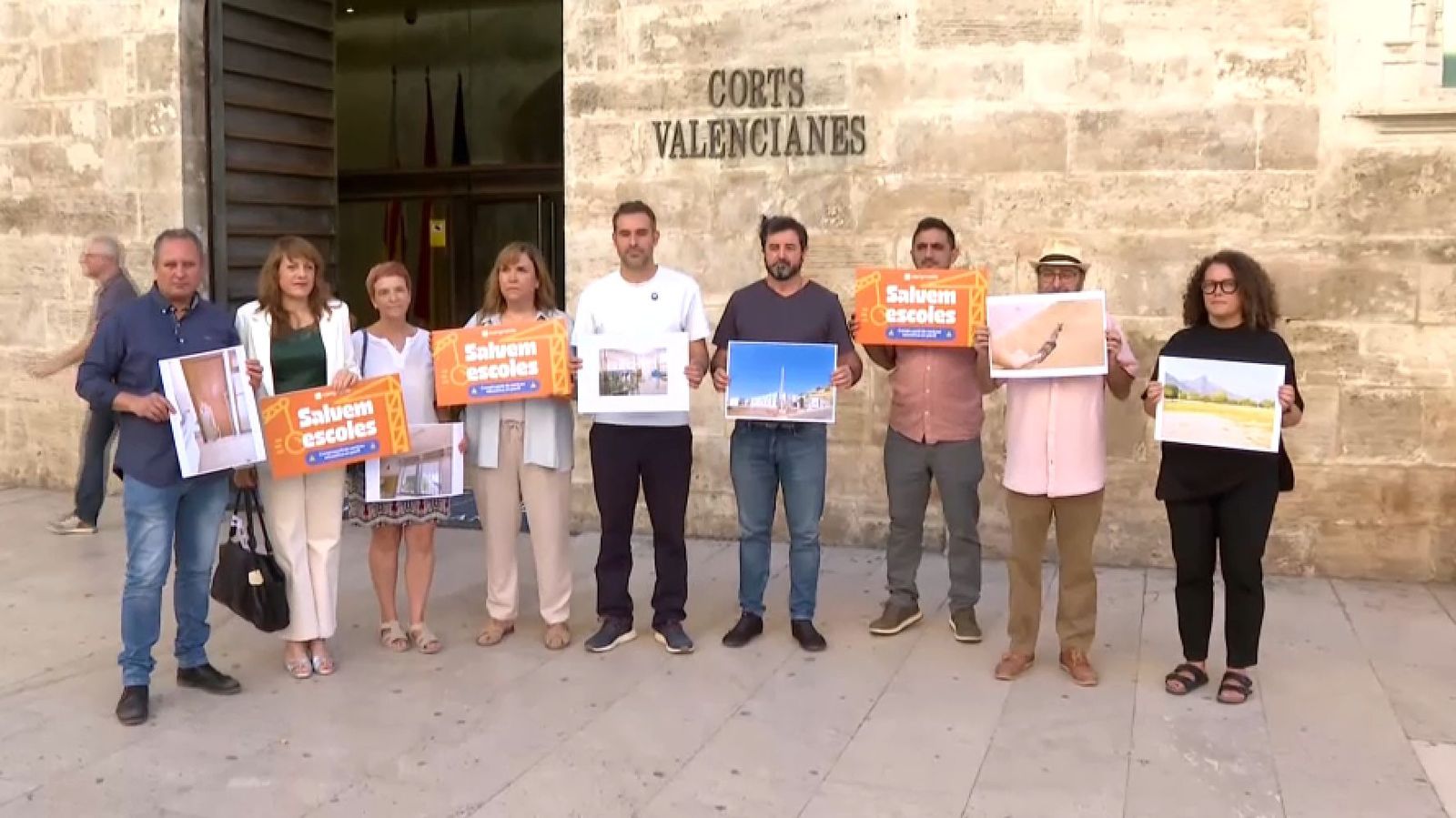La protestaque s'ha traslladat dels corredors a la porta de les Corts per les obres que ha paralitzat el recurs del Consell al Suprem