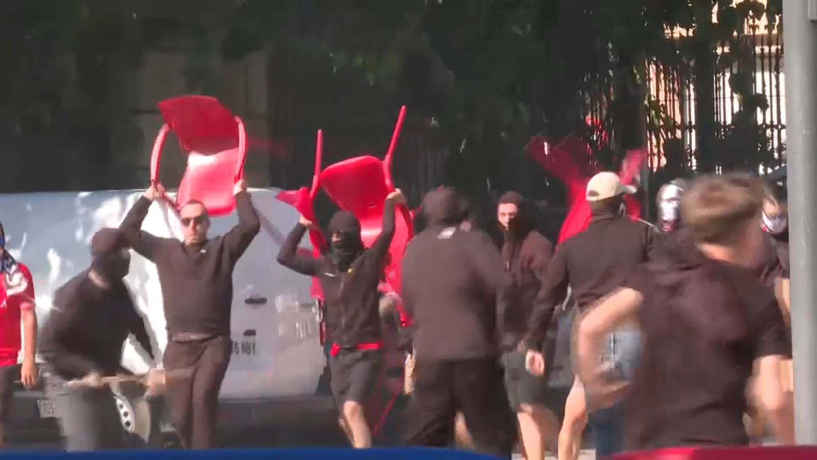 Imatge dels enfrontaments entre ultres del Sevilla i del Llevant