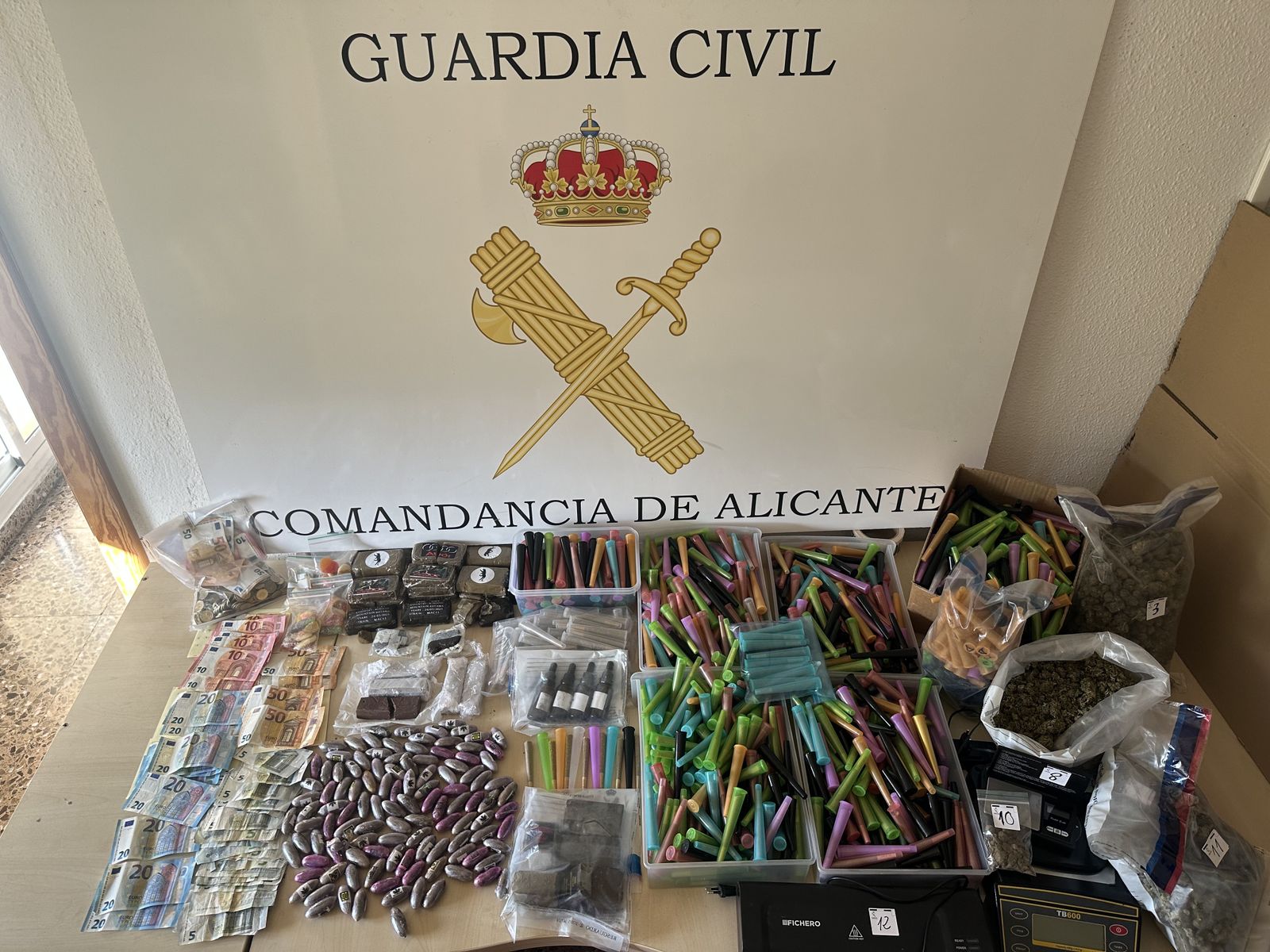 Drogues i materials confiscats a dos associacions cannàbiques desmantellades a Orihuela Costa