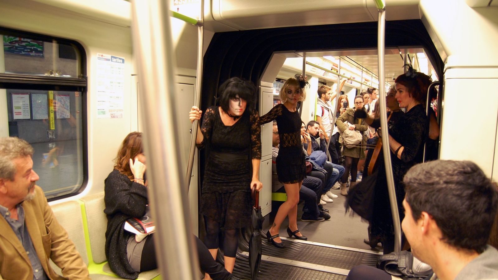 Diversos viatgers disfressats en l'interior d'un vagó de Metrovalencia