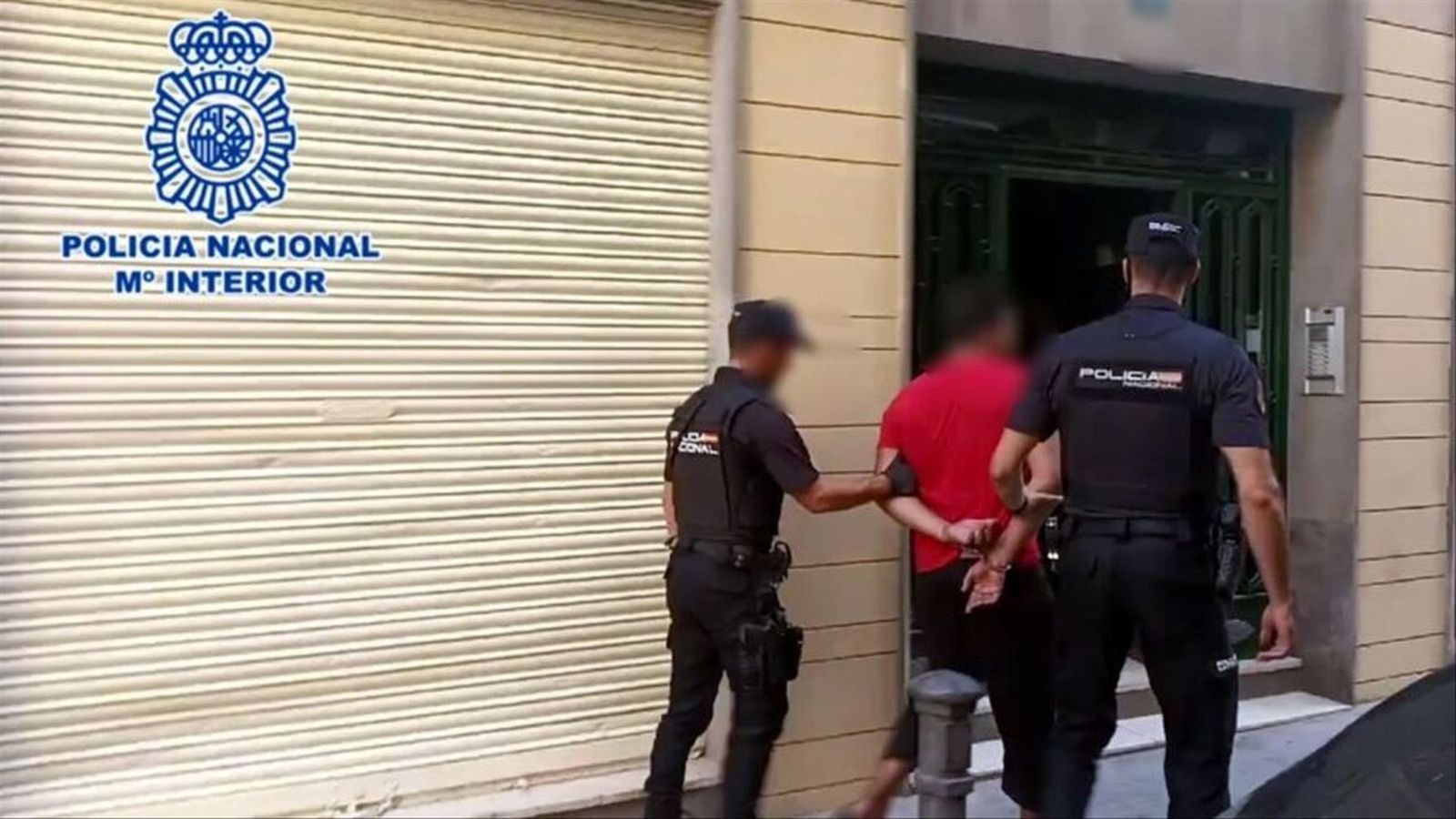 Agents de la Policia Nacional d'Alacant s'emporten detingut l'home acusat de segrestar, torturar i matar la víctima