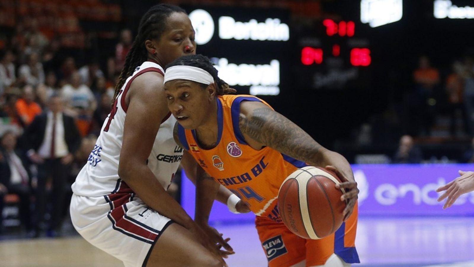 Joy Brown dribla una rival durant un partit de l'Euroup Women amb el València Basket
