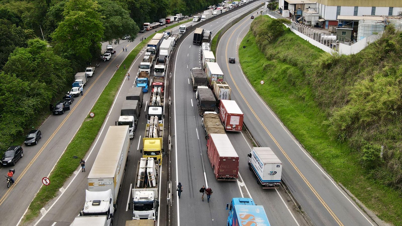Bloqueig de camioners en la carretera que connecta Sao Paulo amb Rio de Janeiro (el Brasil).