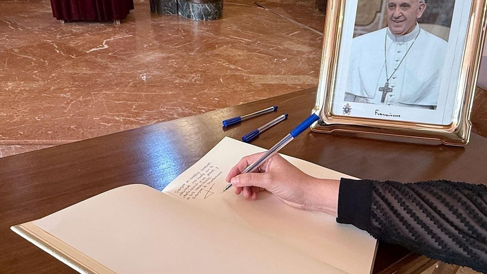 Llibre de condolences del papa Francesc en l'Arquebisbat de València
