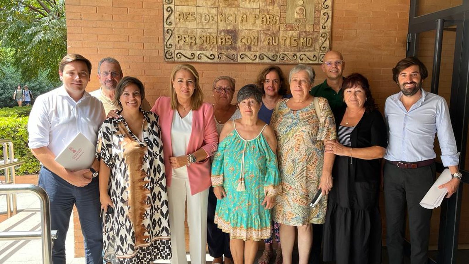 La consellera Susana Camarero amb representants de l'Associació Pares Autismo Comunitat Valenciana