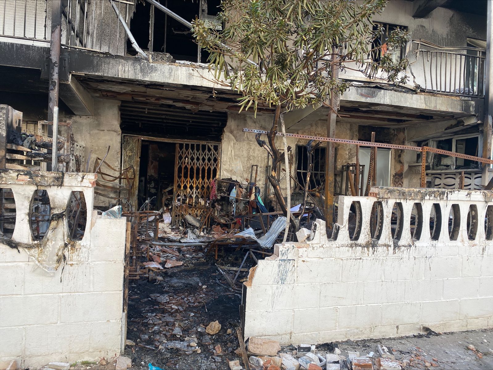 El baix on s'ha originat el foc que ha calcinat dèsset de les quaranta vivendes este divendres en una edifici de Gandia