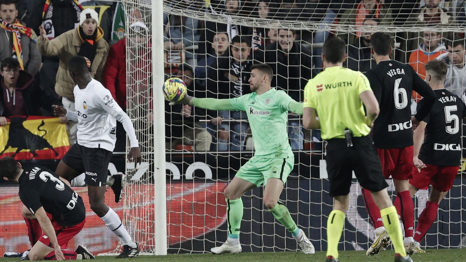 Unai Simón, en la parada d'un remat de tacó de Diakhaby