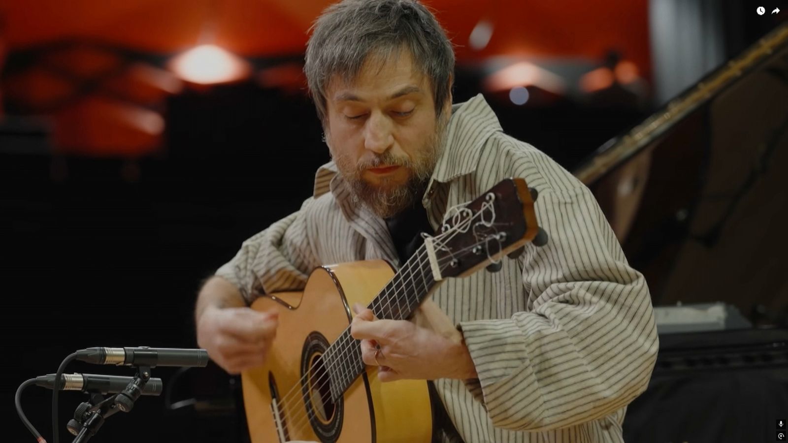 Raül Refree, tocant la guitarra