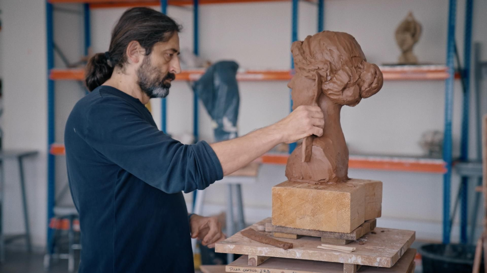 De la mà del professor d’escultura Alfredo Llorens coneixerem les tècniques que usaven els escultors