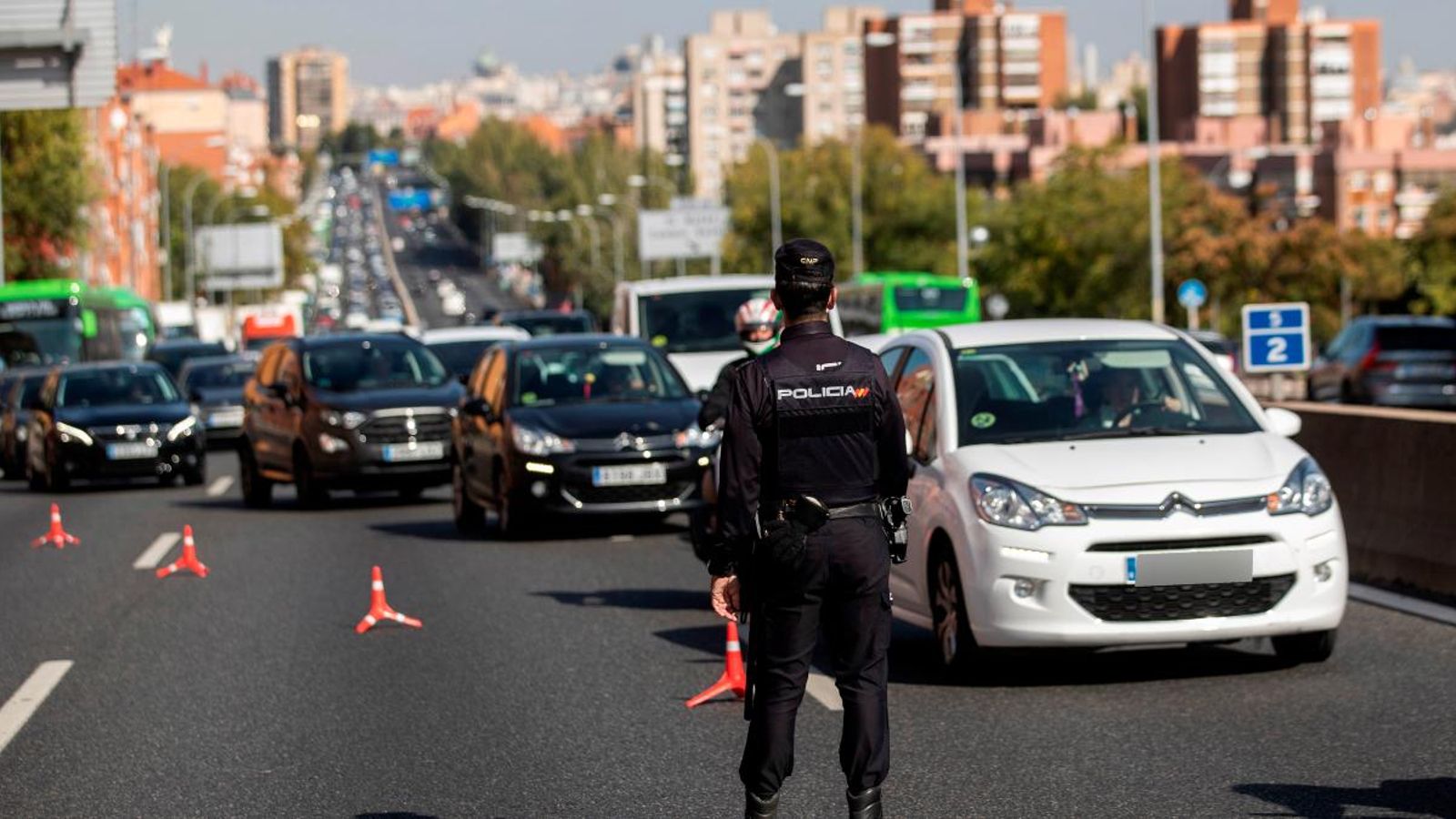 Control establit per la Policia Nacional aquest divendres a la Nacional V per a supervisar el compliment de les restriccions a les que obliga l'estat d'alarma