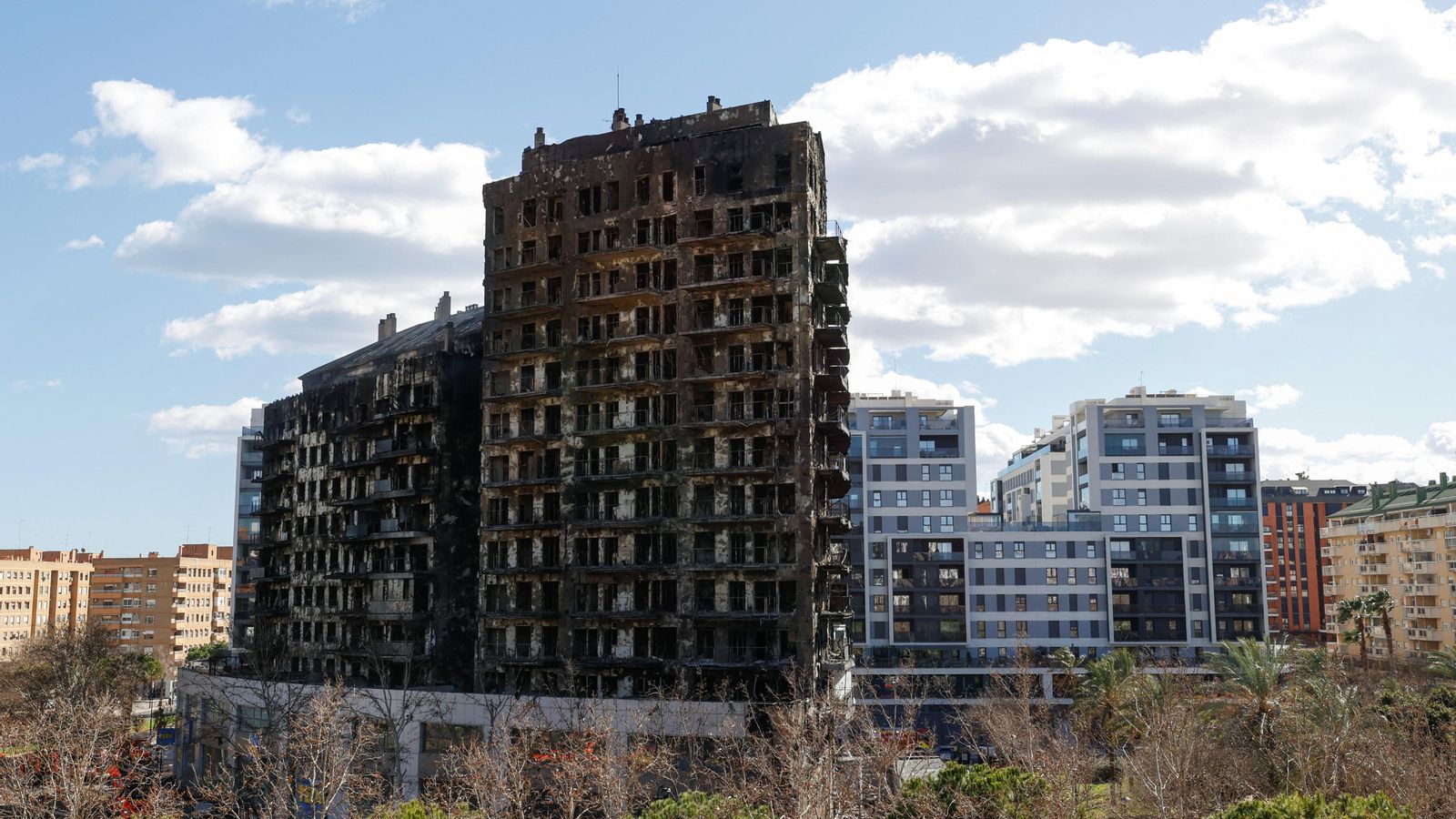 Edifici del barri de Campanar de València afectat per l'incendi