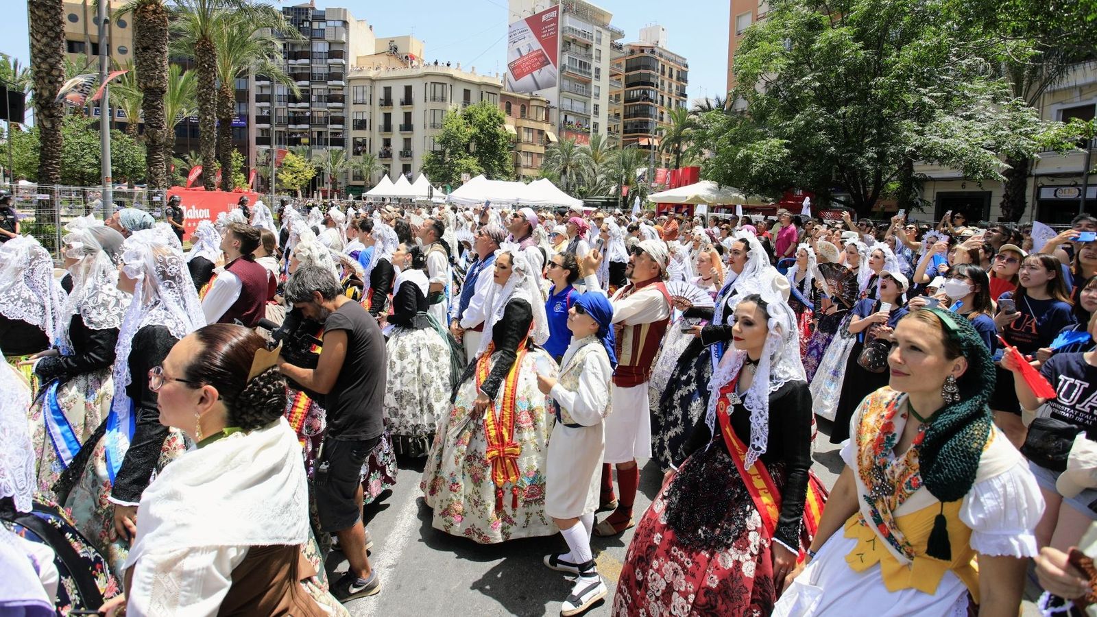 Foguereres i foguerers durant la mascletà a la plaça dels Estels