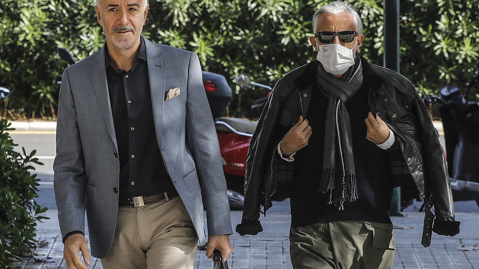 Imatge portada: Marcos Benavent i el seu nou advocat, aquest dimecres en abandonar la Ciutat de la Justícia de València