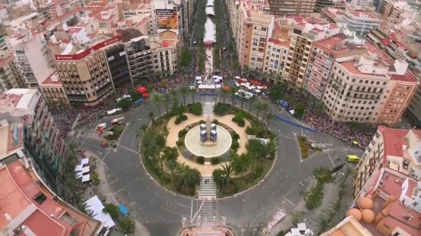 La plaça dels Estels instants abans de la última mascletà de les Fogueres