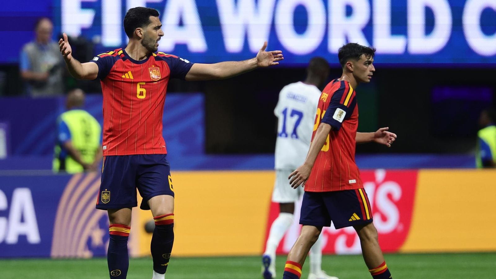 Mikel Merino es lamenta després d'una acció errada