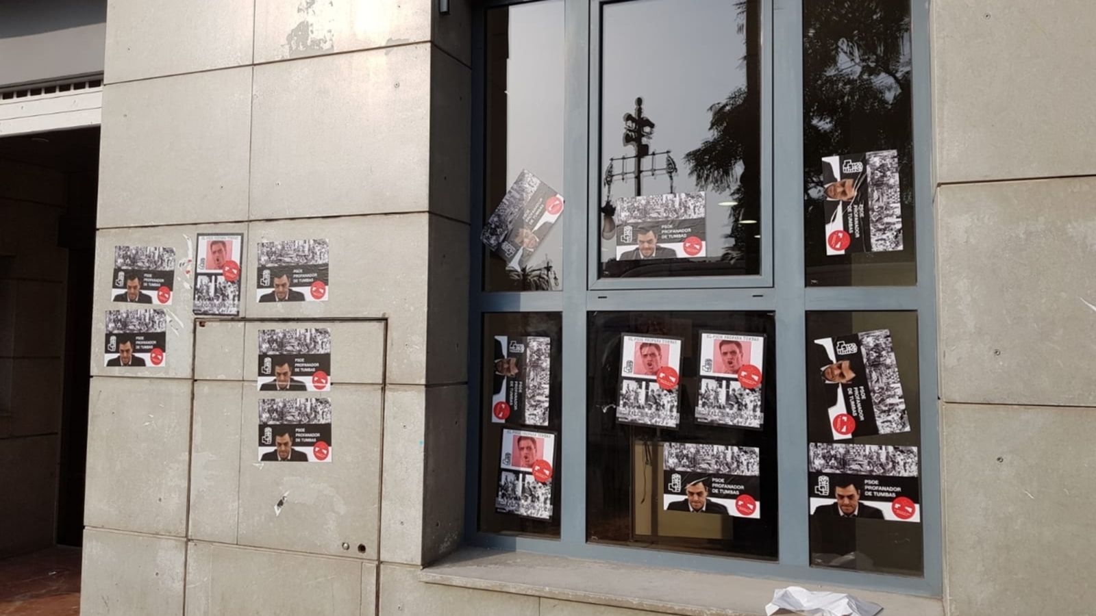 Façana amb els adhesius contra l'exhumació de les restes de Franco