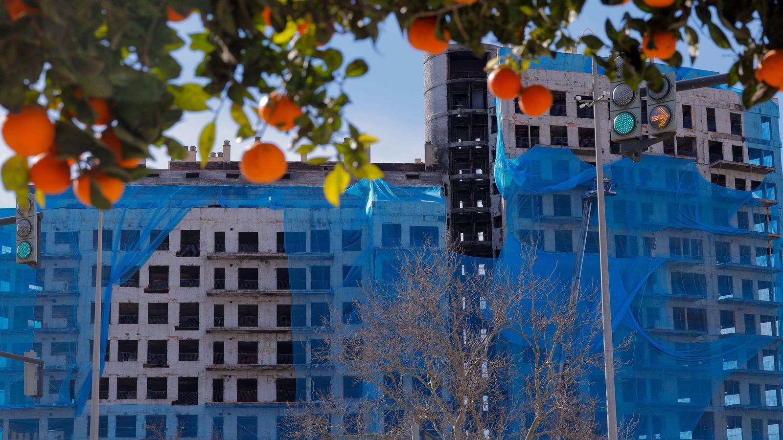 Vista general este divendres de l'edifici incendiat del barri Campanar de València