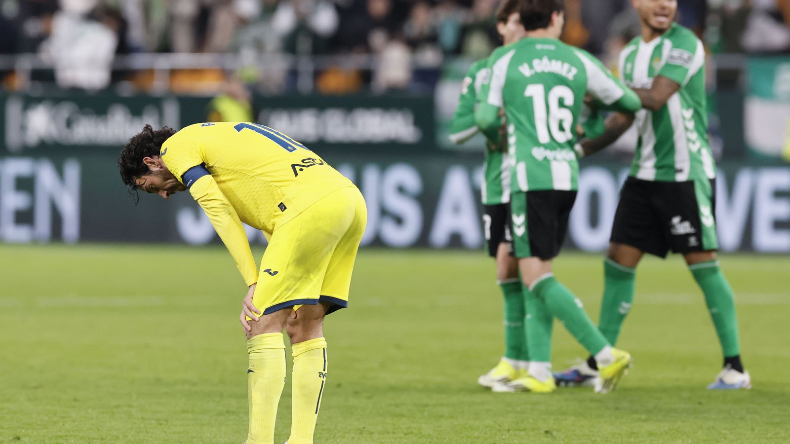 Parejo es lamenta després del primera gol bètic