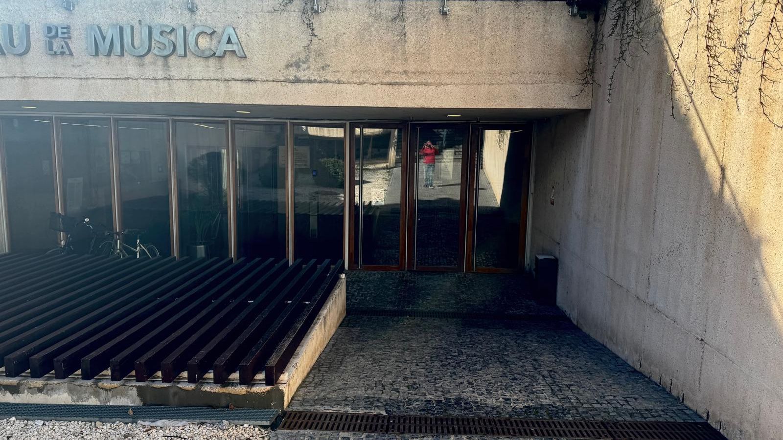 Edifici annex al Palau de la Música de València on s'acumula l'aigua