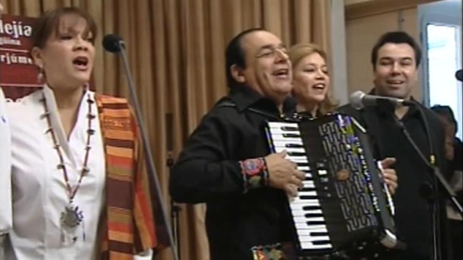 El cantautor Carlos Mejía Godoy tocant l'acordió en una actuació amb altres músics