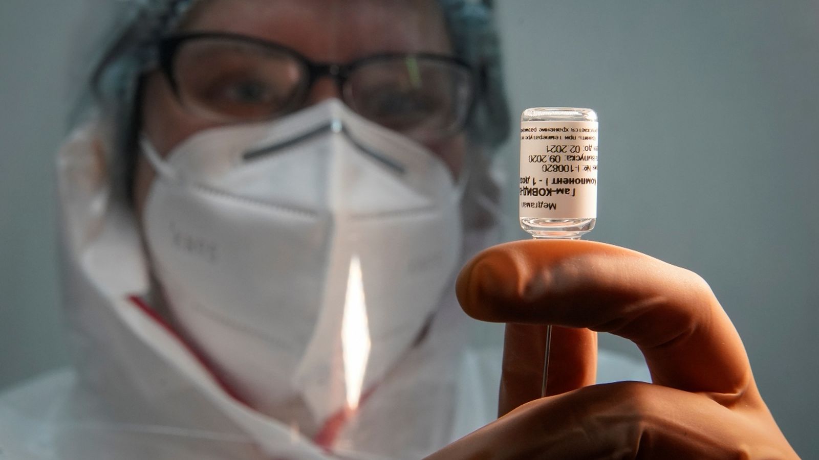 Una infermera prepara la vacuna russa Sputnik V contra el coronavirus en una clínica a Tver, Rússia