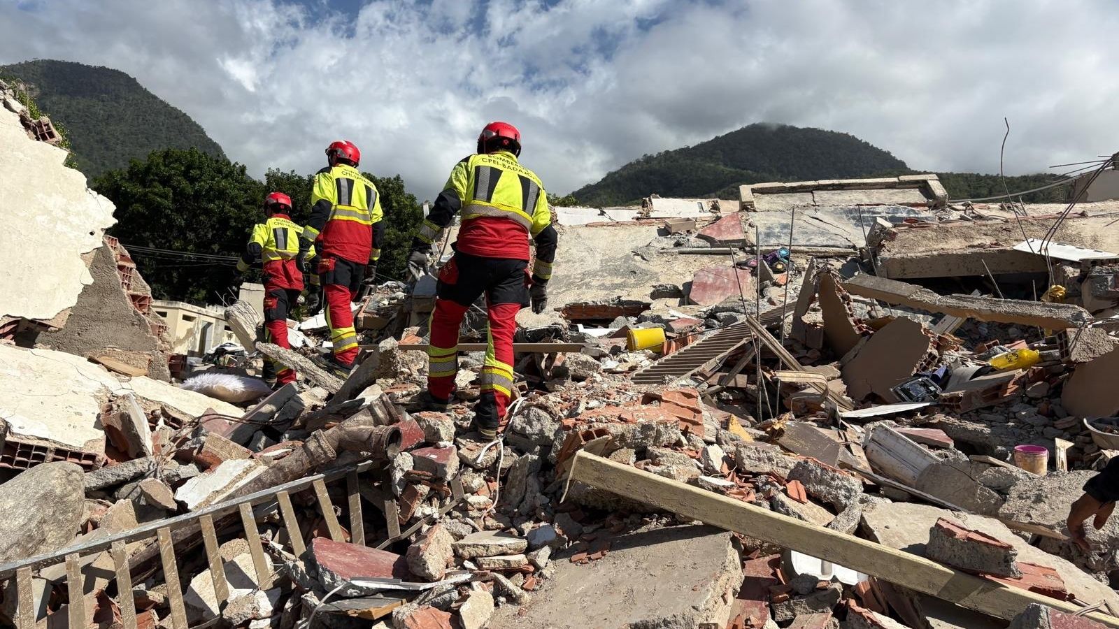 Uns bombers de Badajoz treballen en les feines de rescat a les zones afectades.
