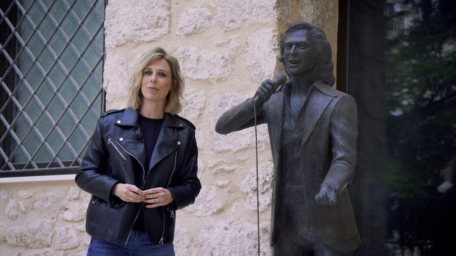 José Saez junt a l'estatua de Camilo Sesto a Alcoi