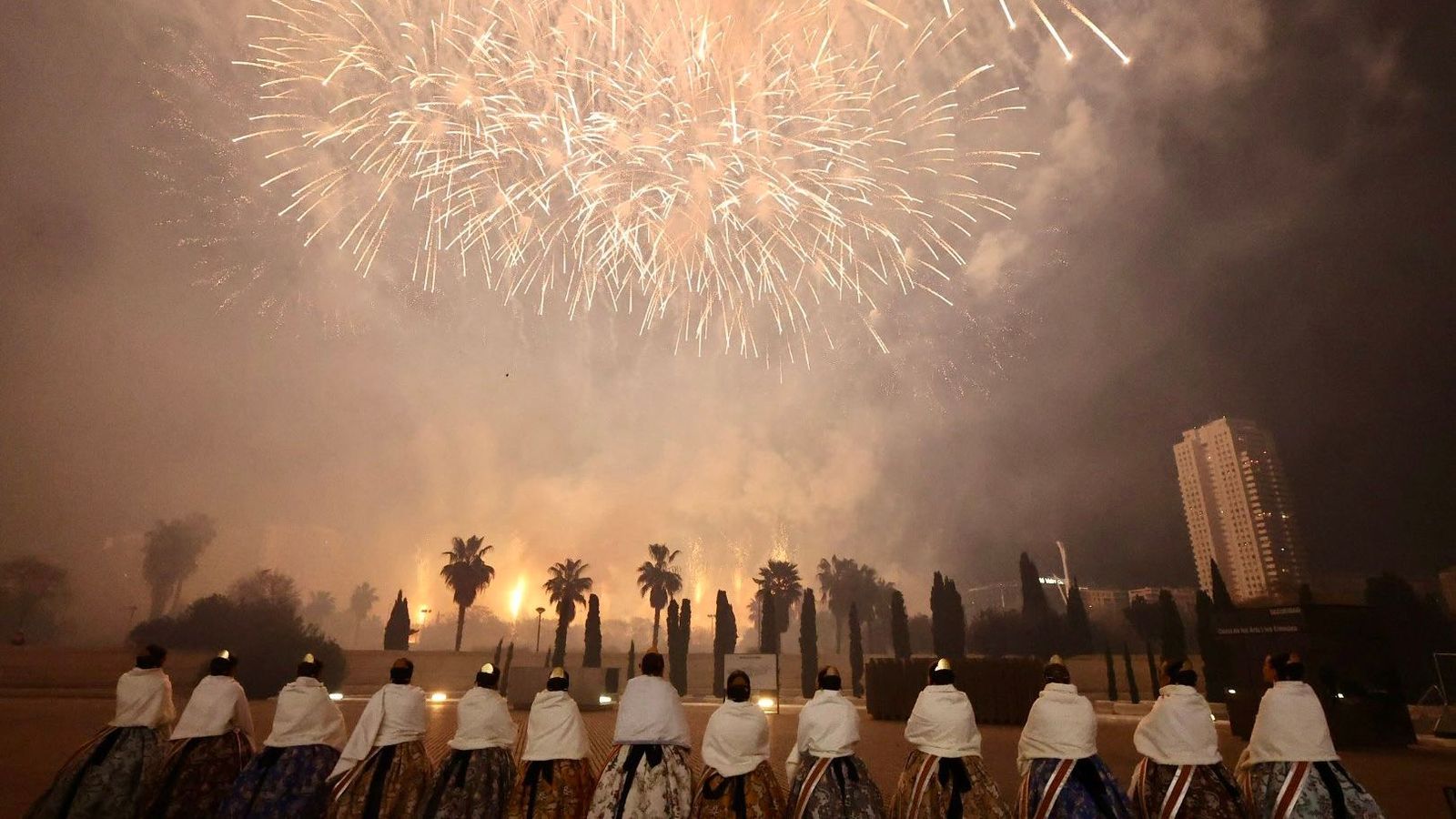 La fallera major i la cort d'honor admiren el castell d'aquest dijous de la pirotècnia Aitana