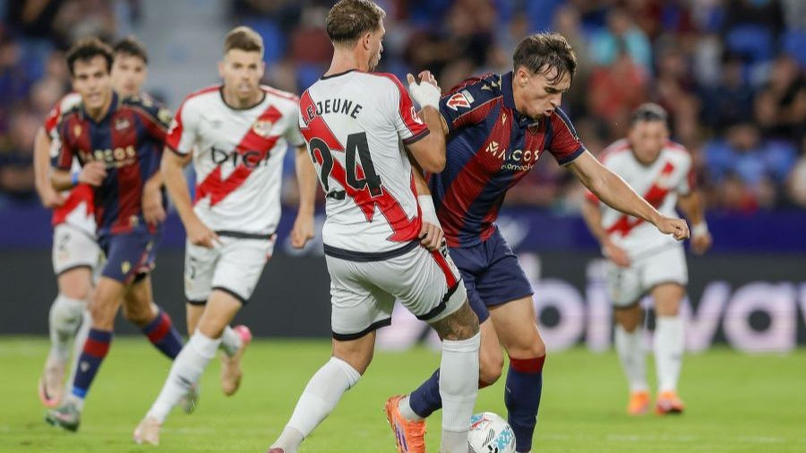 Espí, en una acció del partit de la primera volta