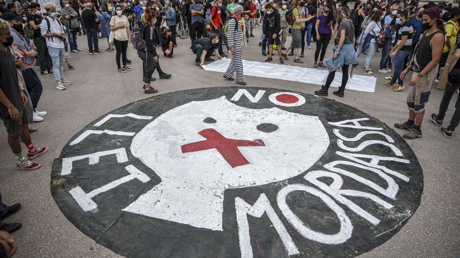 Protesta contra la "llei mordassa" el 5 de juny de 2021 a la plaça de l'Ajuntament de València