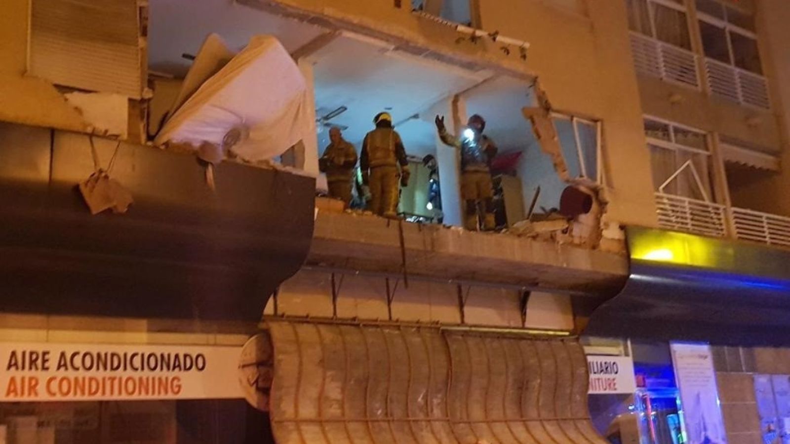 Els bombers en l'edifici destrossat després de l'explosió