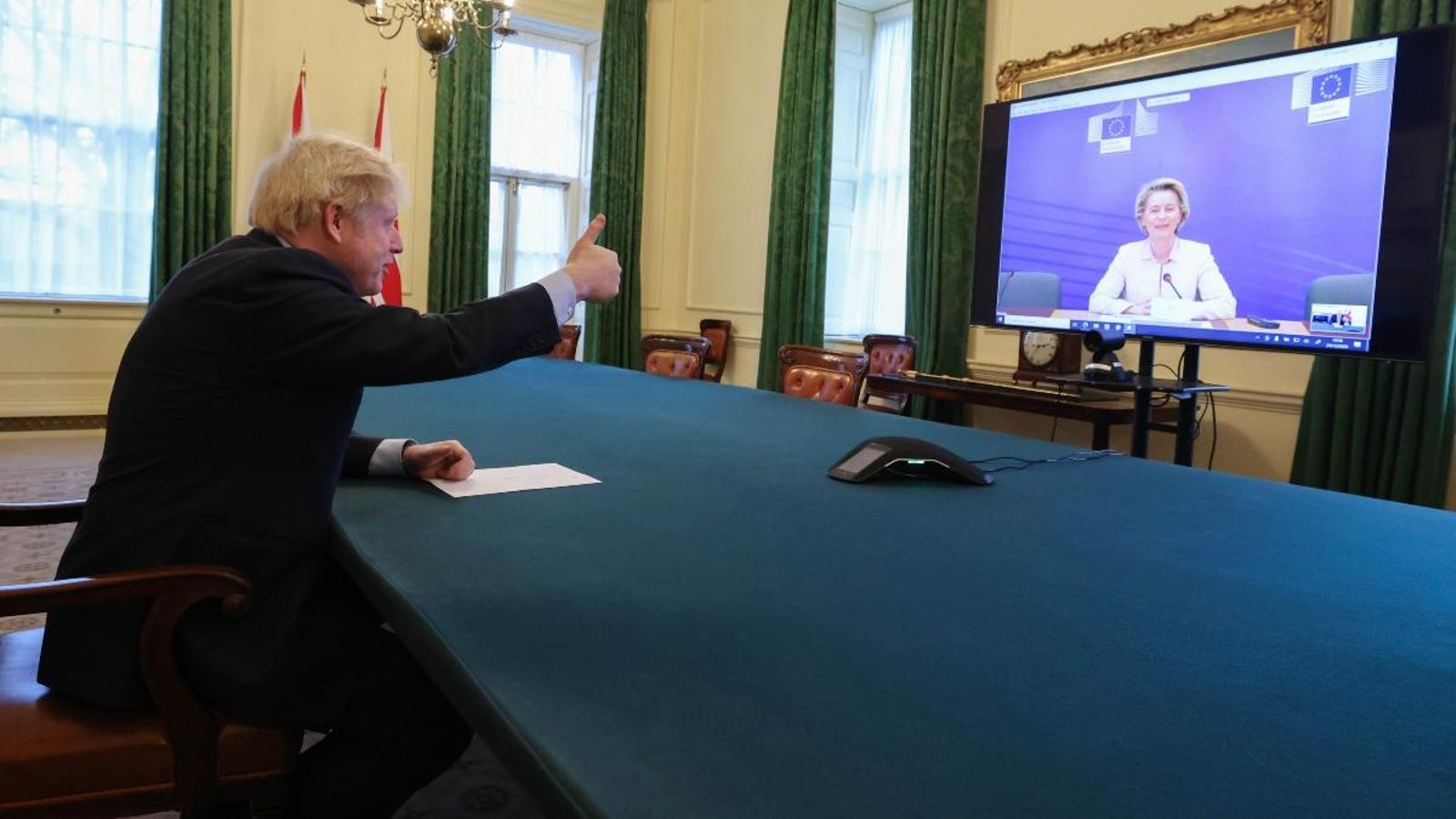El primer ministre britànic, Boris Johnson, celebra l'acord durant una reunió de videoconferència amb la presidenta de la Comissió Europea, Ursula von der Leyen
