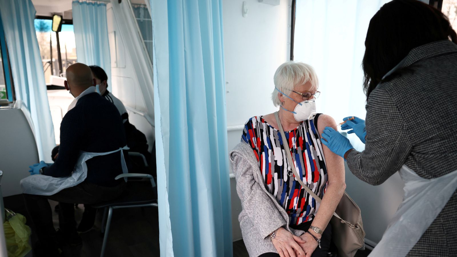 Una dona rep la vacuna d'AstraZeneca
