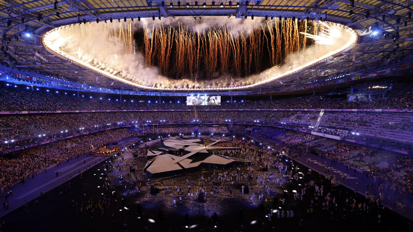 Un moment de la cerimònia de clausura dels Jocs Olimpics a l'estadi de Saint Denís, on es van concentrar més de 70.000 persones