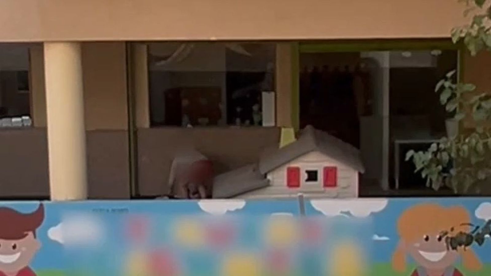 Vídeo on es veu com la directora d'una escoleta d'Elx agredeix presumptament un bebé