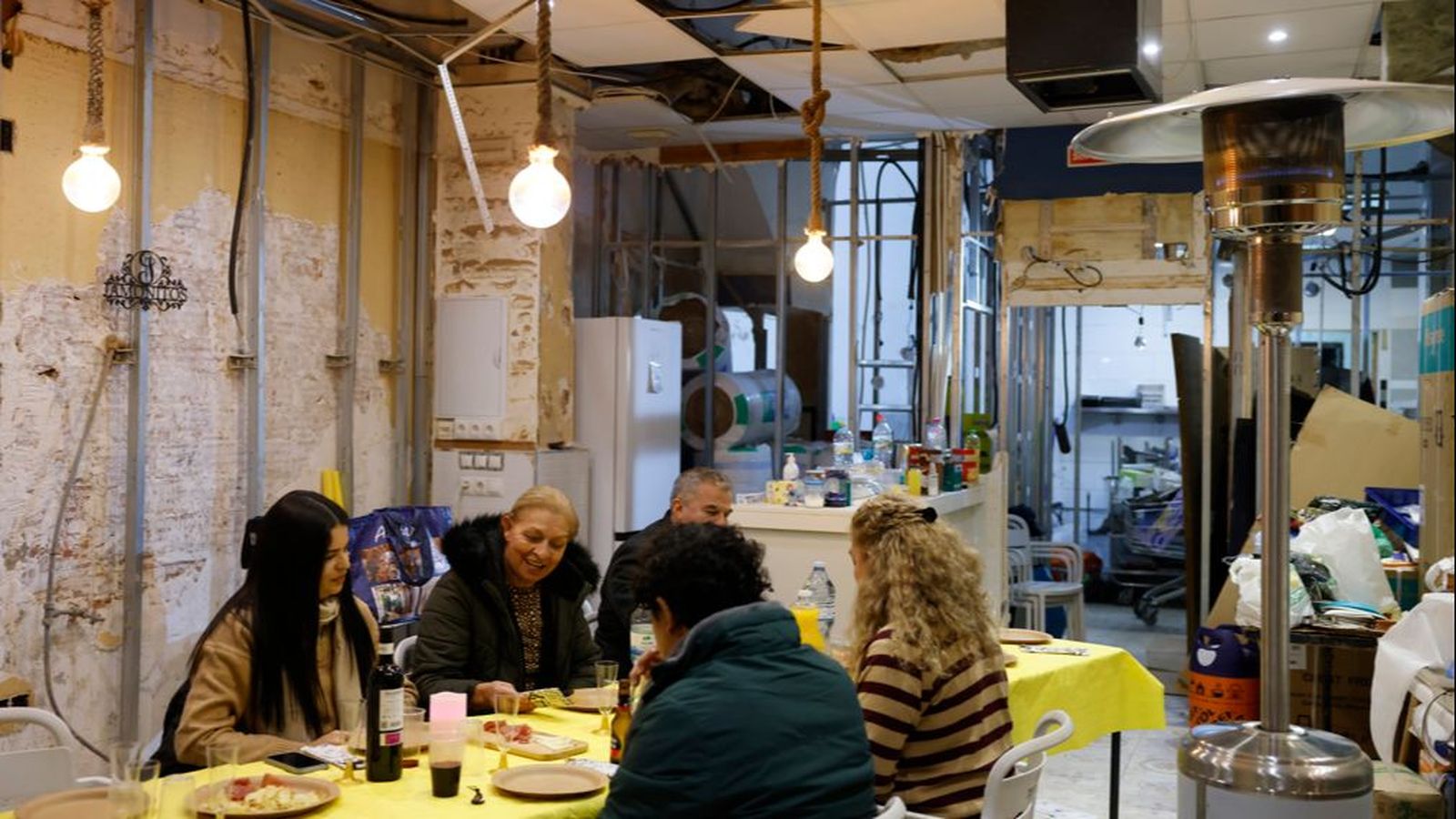 Una família celebra el Cap d'Any en un restaurant de Paiporta fet malbé per la riuada