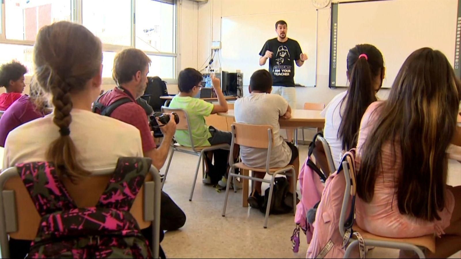 Un aula amb alumnes de primària, en una imatge d'arxiu