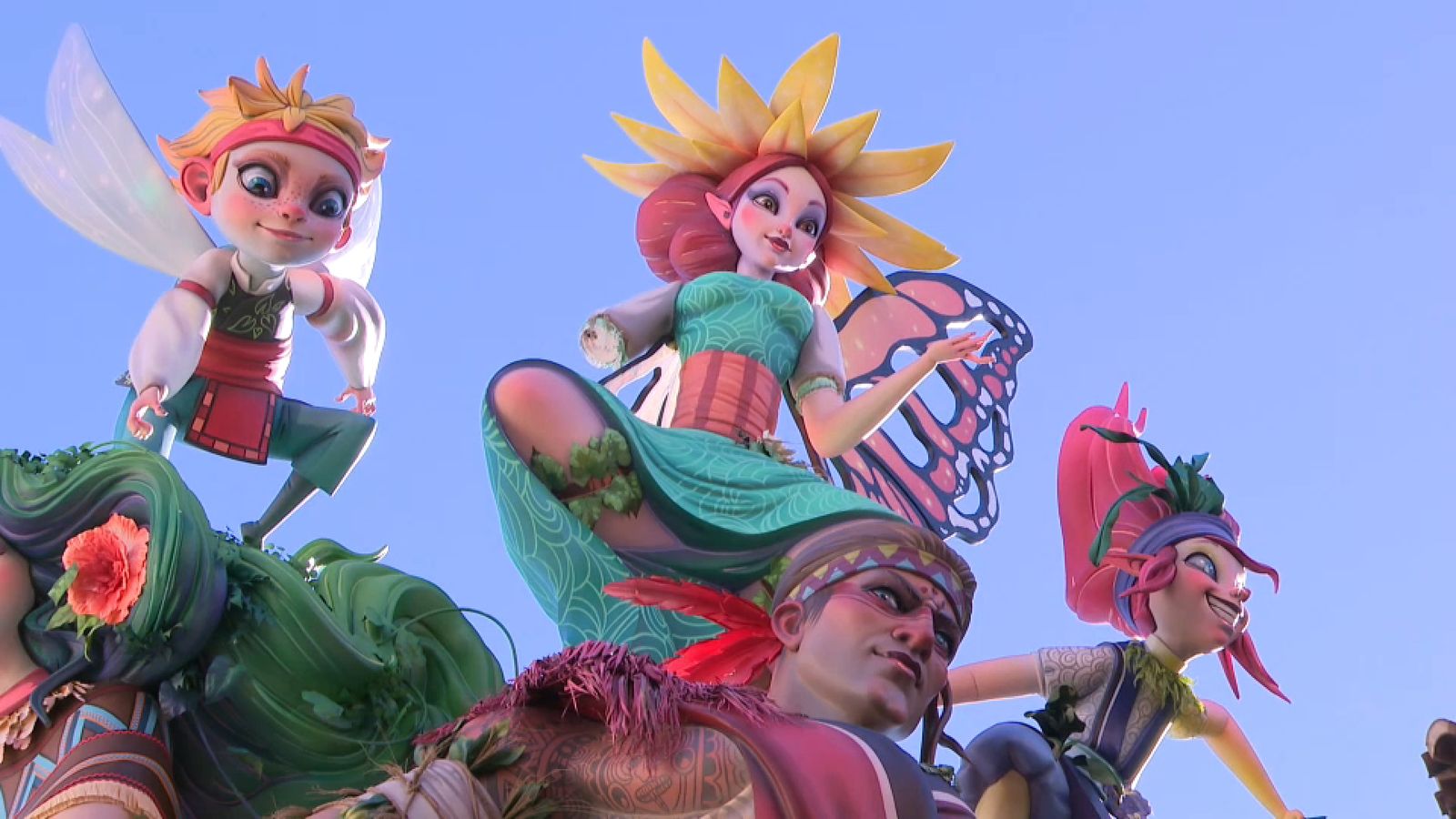 Remat de la falla Camí Nou d'Alzira, que ha caigut fent malbé altres ninots