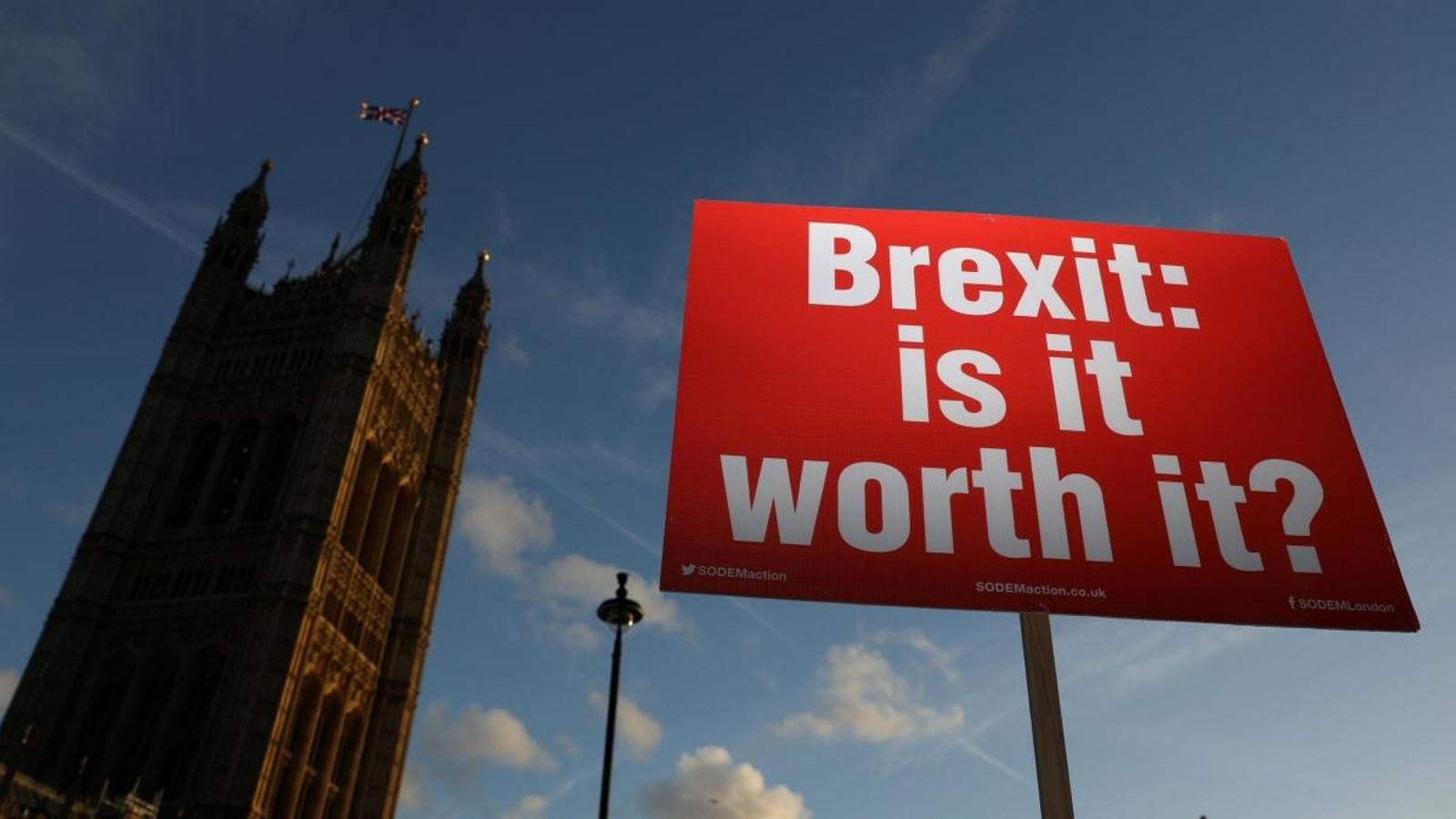 Pancarta anti-Brexit a les portes del parlament britànic