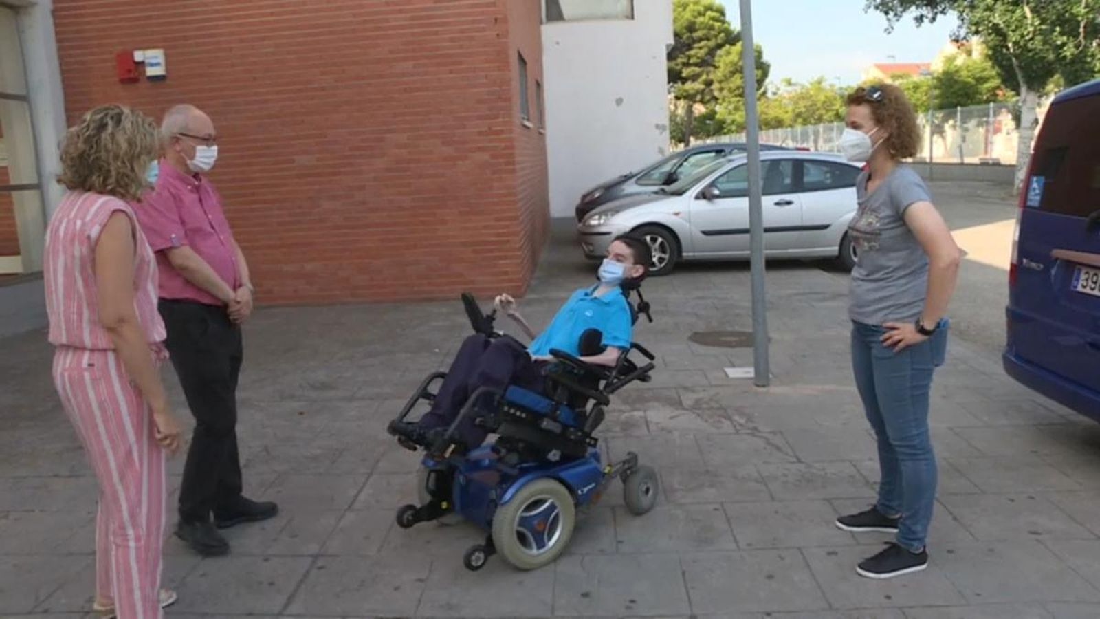 Àxel Blanch, un alumne amb atròfia muscular arriba a l'institut per arreplegar les notes